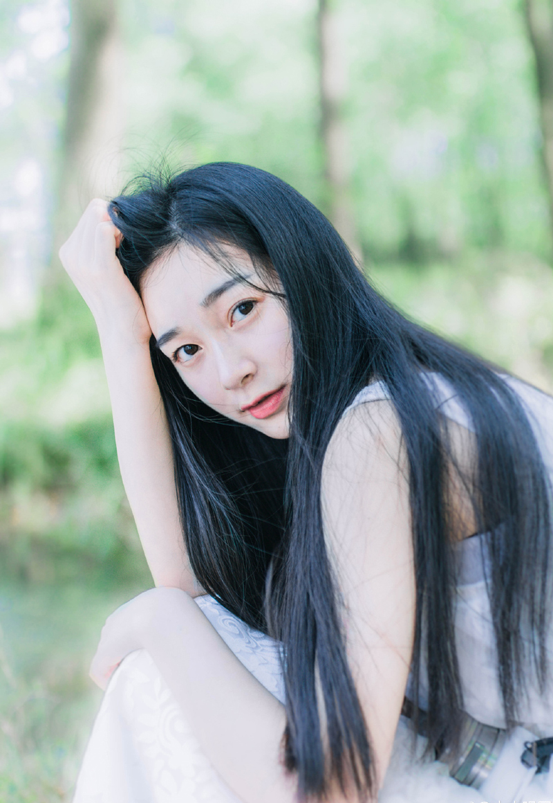 生活的艰苦，社交的复杂，都算不上难事。安静下来你会发现这人世间最可贵的是：甘于平淡，无怨言的坚持，永远心怀梦想。
